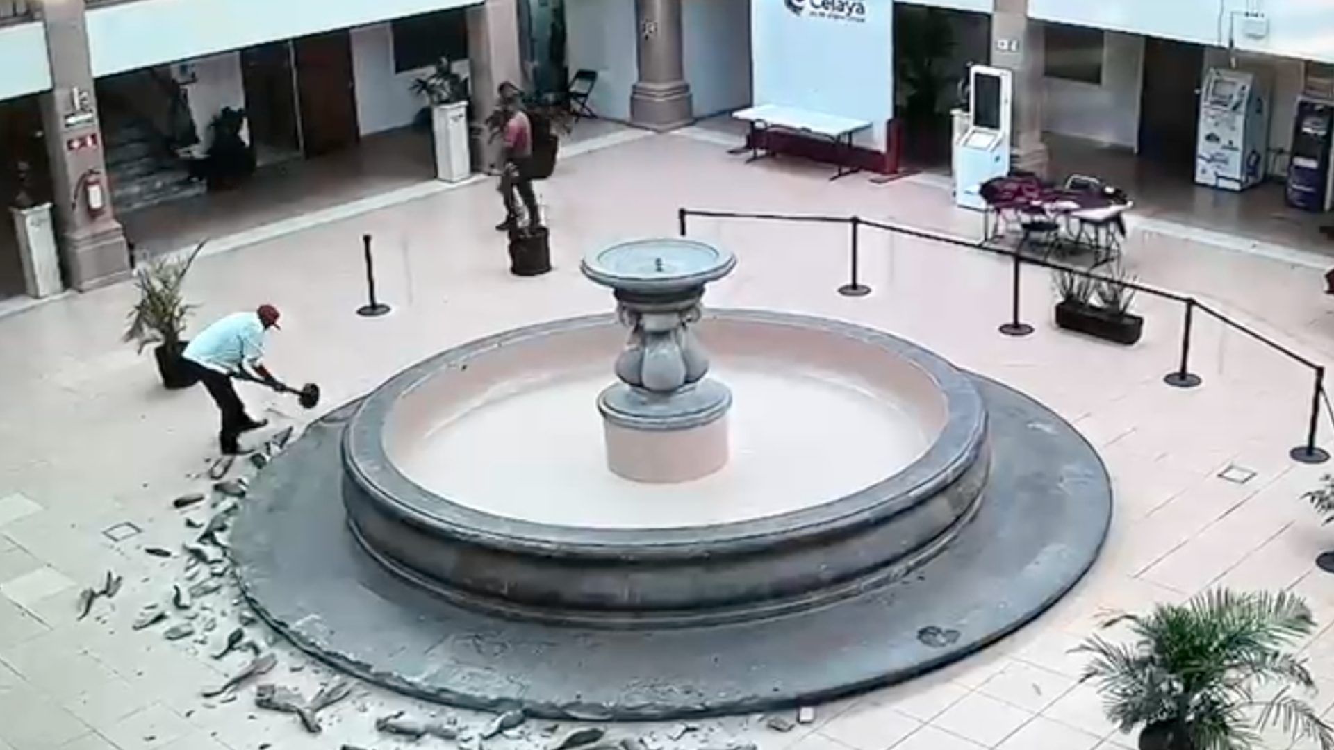 Destrozan fuente.